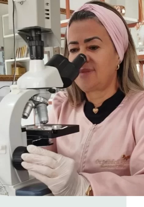 Dra Joelandia fazendo uma analize de molecula no microscópio. 